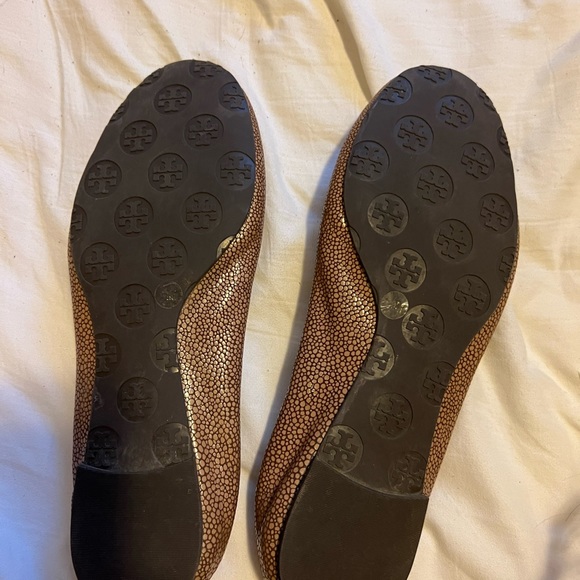 VGUC Tory Burch Eel Skin pattern Flats Reva Sz 8.5 - Picture 2 of 2